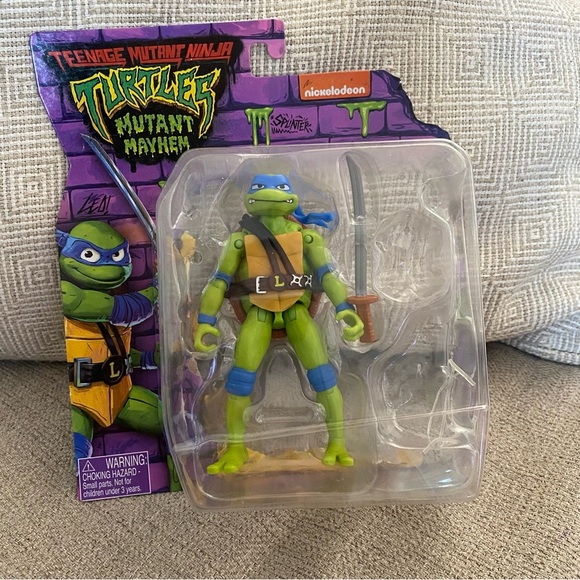 Teenage Mutant Ninja Turtle Leonardo Action Figure - Picture 2 of 5